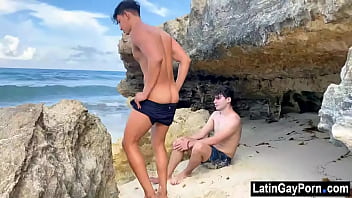 Gays latinos se divierten junto al mar